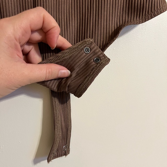 NWT Abercrombie & Fitch Ribbed Bodysuit. Espresso color, size small. - Picture 4 of 5